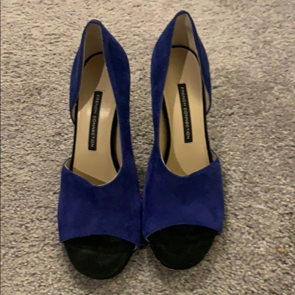 Blue pumps.Pump on one side & booty on the other.